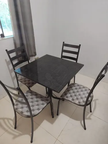 Mesa com 4 cadeiras usada