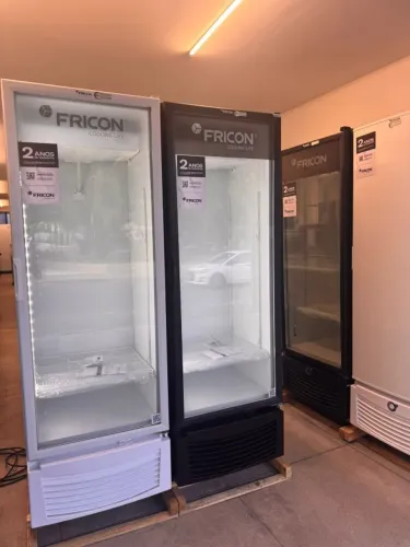Refrigerador vertical porta de vidro 402 litros marca fricon com 2 anos de garantia 