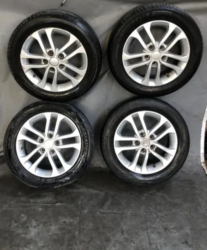 Jogo de rodas Kia Cerato c/ pneus meia vida 205/55 R16 2009/2013
