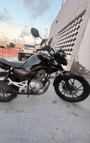 Honda CG 160 Fan 2025, com apenas 13 mil km, pronta para o dia a dia.