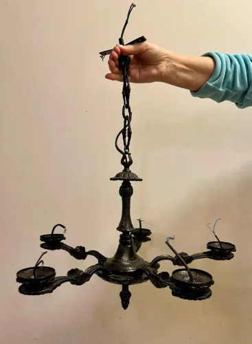 Lustre de ferro fundido, 5 braços, estilo clássico/colonial