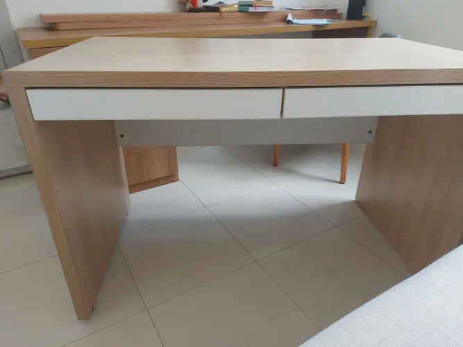 Escrivaninha Tok&Stok em MDF, com duas gavetas telescopicas. 