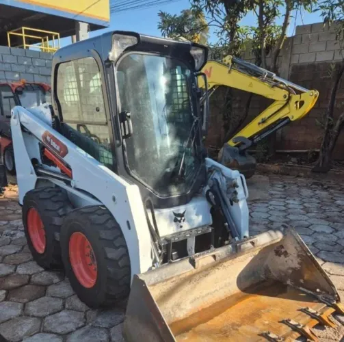 Mini Carregadeira Bobcat S450 cabinada e ar condicionado 