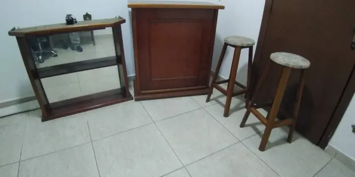 BAR COM ESPELHO E 2 BANQUETAS