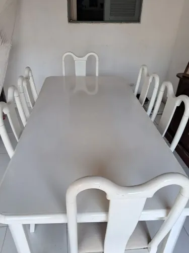 Vende-se mesa de jantar de madeira maciça semi-nova com 6 cadeiras