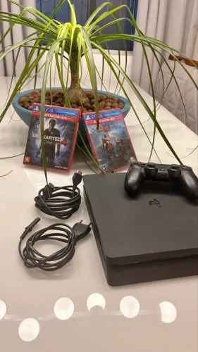 PS4 Slim 500GB + 2 Jogos Lacrados + Controle