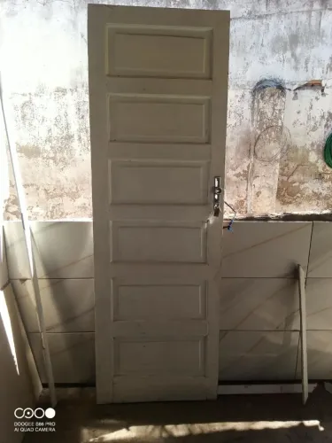 Vendo porta de madeira