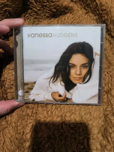 CD Vanessa Hudgens V
