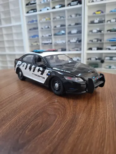 Miniatura Police Motormax 1/24 Ford Interceptor 2015