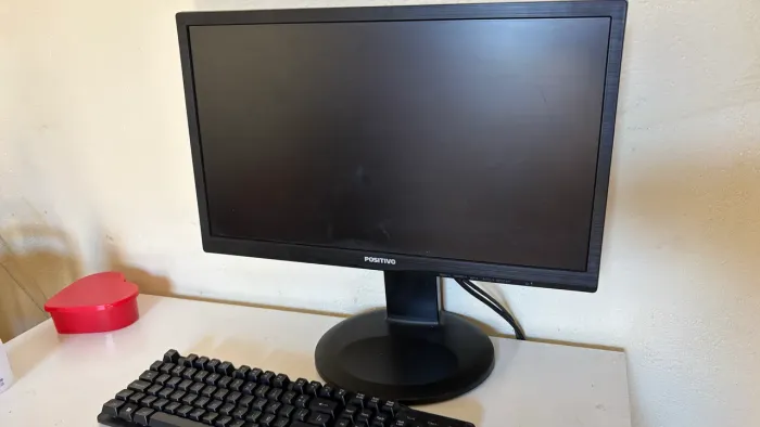 Pc simples completo (pc, monitor e teclado membrana.)