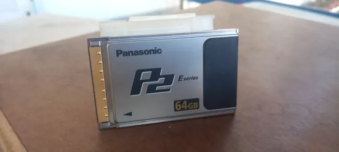 Kit Panasonic P2: Cartão 64GB + Cartão 32GB + Leitor AJ-PCD2G