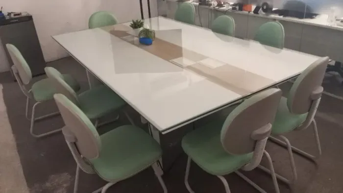 Mesa de Reunião Escritório em Vidro e Madeira (Com Calha Organizadora)