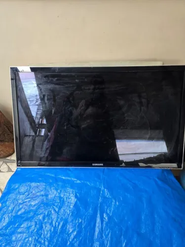 Tv quebrada para retirada de peças