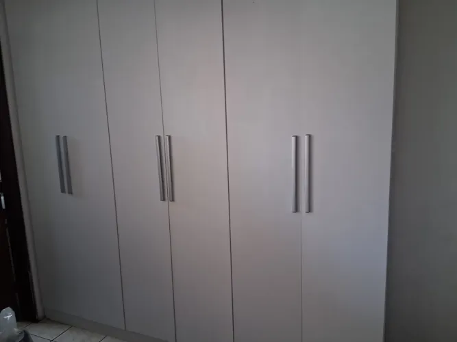 Vendo um guarda roupa de casal.