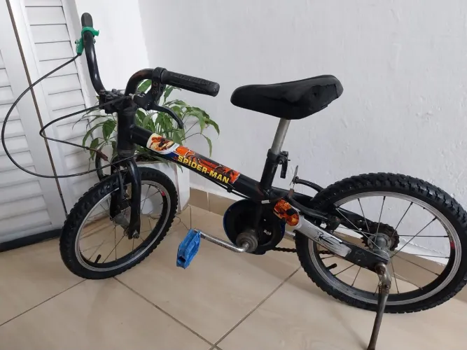 Bicicleta infantil usada com marcas de uso (sem rodinhas), precisando trocar a sela.