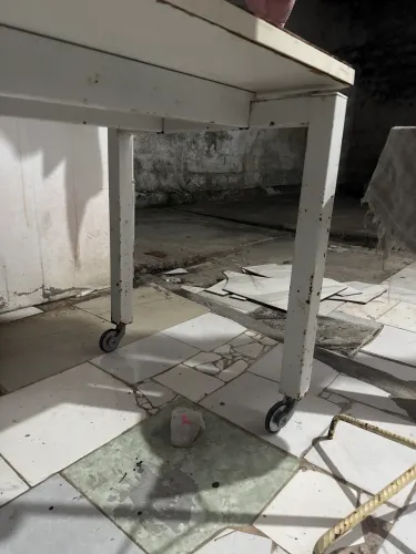 Mesa com pé de alumínio e madeira em cima e rodeie unhas