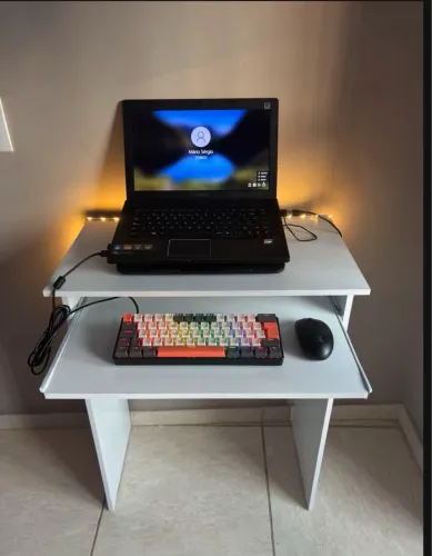 Escrivaninha compacta e minimalista 