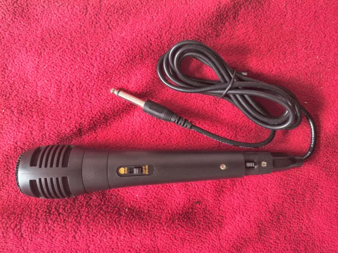 Microfone com cabo P10