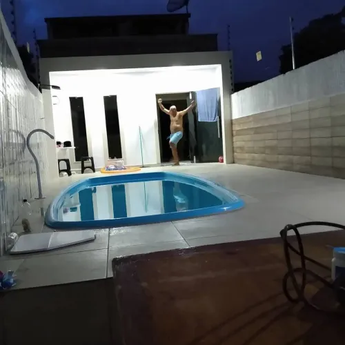 Casa com piscina, garagem para dois carros.3/4 sendo dois com suite,3 salas duas em baixo