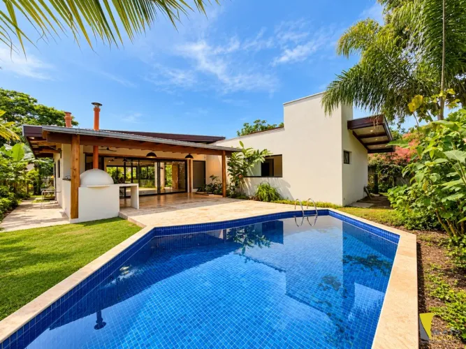 Casa recém construída na Praia de Itamambuca com piscina