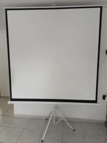 Tela de Projeção Retrátil 1,80m x 1,80m com Tripé App-Tech