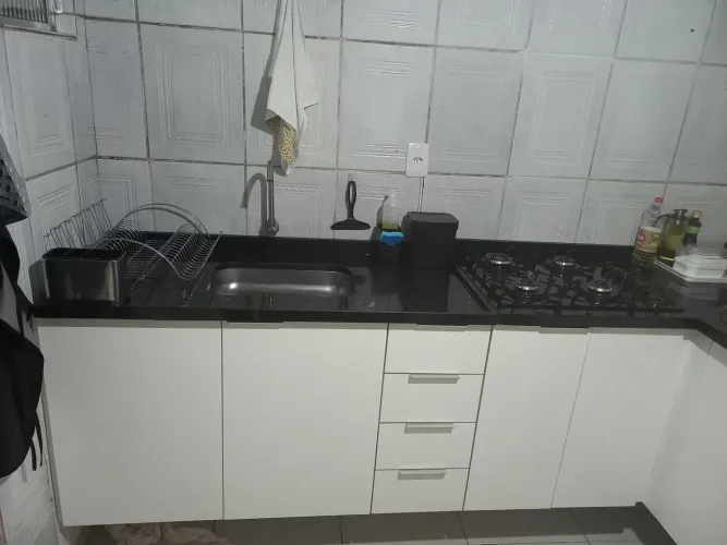 armário de cozinha com pia e bancada