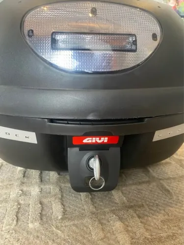 Baú GIVI com suporte para Yamaha Nmax