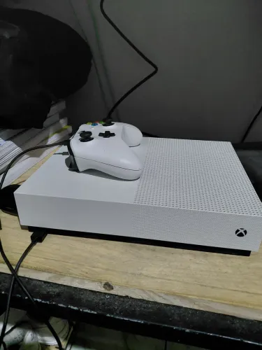 XBOX ONE S ALL DIGITAL (VERSAO SEM LEITOR) 1TB EM ÓTIMO ESTADO COM CAIXA 