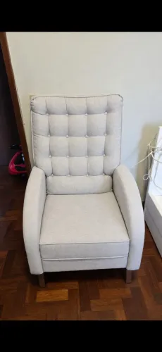 Poltrona de amamentação com balanço e puff para os pés