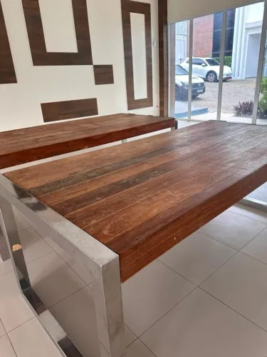 Mesa de buffet robusta em aço inox e madeira