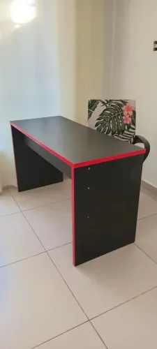 Mesa em mdf 1,25 x 0,53 + cadeira