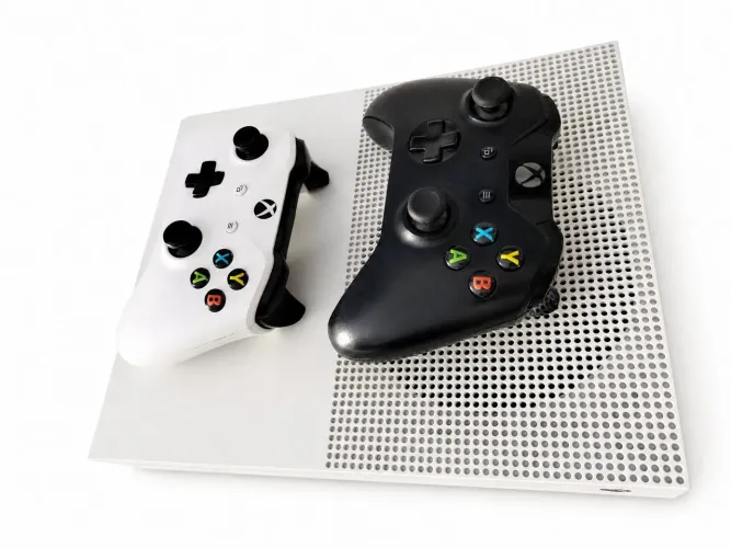 Xbox One S semi novo 2 controles originais