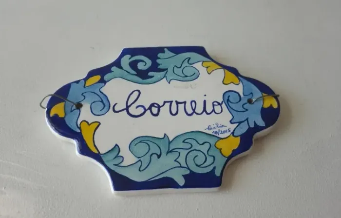 Enfeite em cerâmica com pintura manual placa decorativa Correios 14cm x 18cm