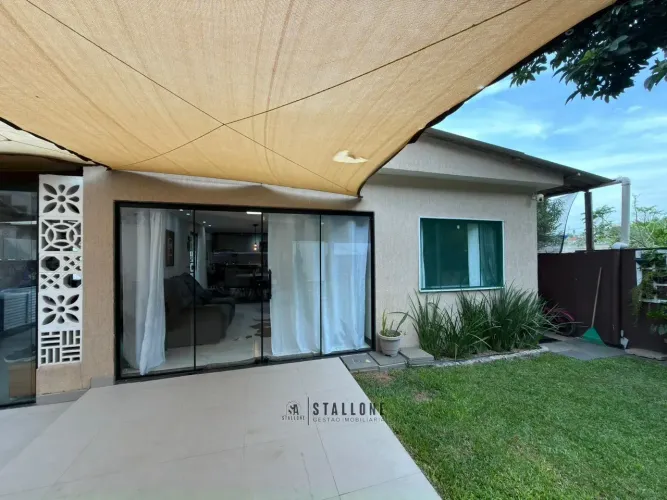 Casa térrea com quintal, à venda no bairro Piuminas em Piúma/ES
