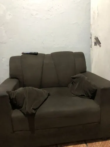 Sofá de dois lugares.