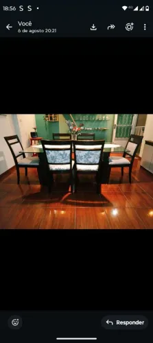 Mesa com 6 cadeiras