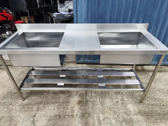 Pia dupla em inox para uso intenso, comprimento total 1,80 m