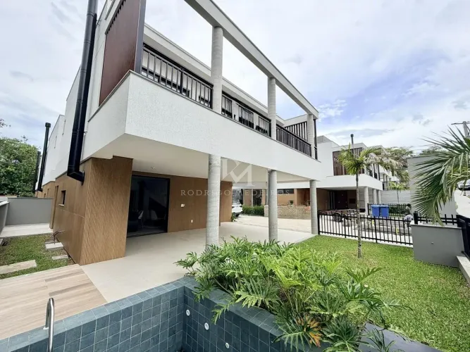 Casa mobiliada com 3 suítes no Cacupé, Florianópolis. Condomínio moderno, piscina privativ