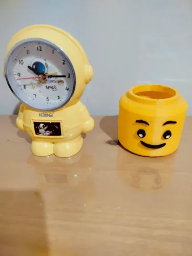 Relógio e organizador Lego para quarto infantil