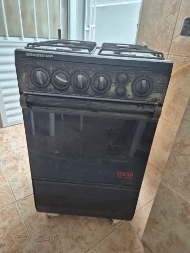 Fogão quatro bocas brastemp.