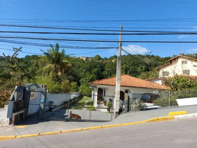 TERRENO EM SAMBAQUI 2.876m² com três Casas | Excelente para Renda!