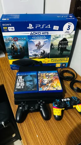 Na caixa !Ps4 slim 1TB  02 controles 02 jogos 