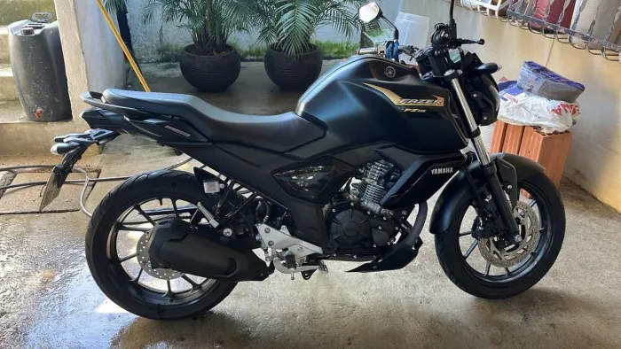 FZ15 2025 único dono 11500 rodados. Só pegar e andar.