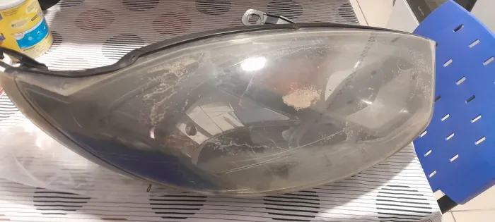 Lanterna dianteira do lado direito do ford fiesta 2012