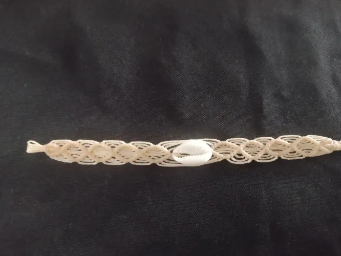 Pulseira de macramé com búzio 