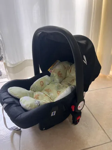 Cadeira de bebê com base de carro