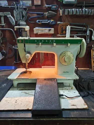 Máquina de Costura Antiga Singer 242