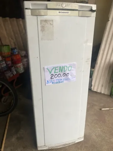 Geladeira funcionando sem prateleiras 