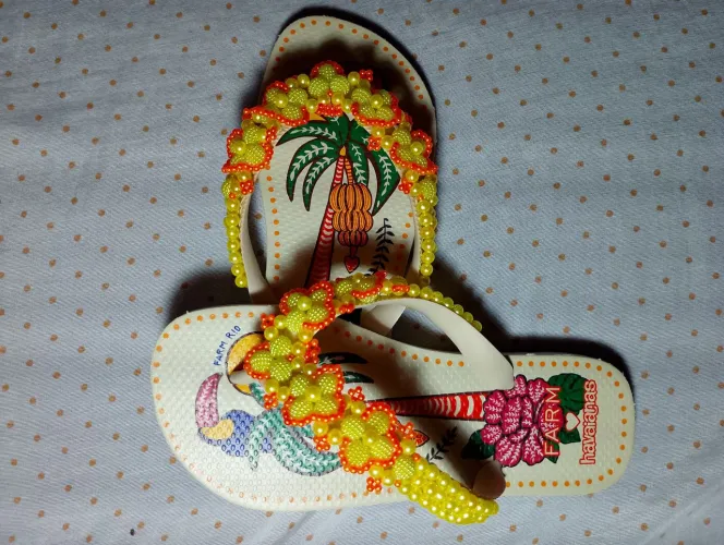 Havaianas pensonalizada com pérolas