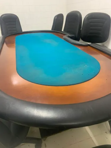 Mesas de poker com fichário e cadeiras presidente 